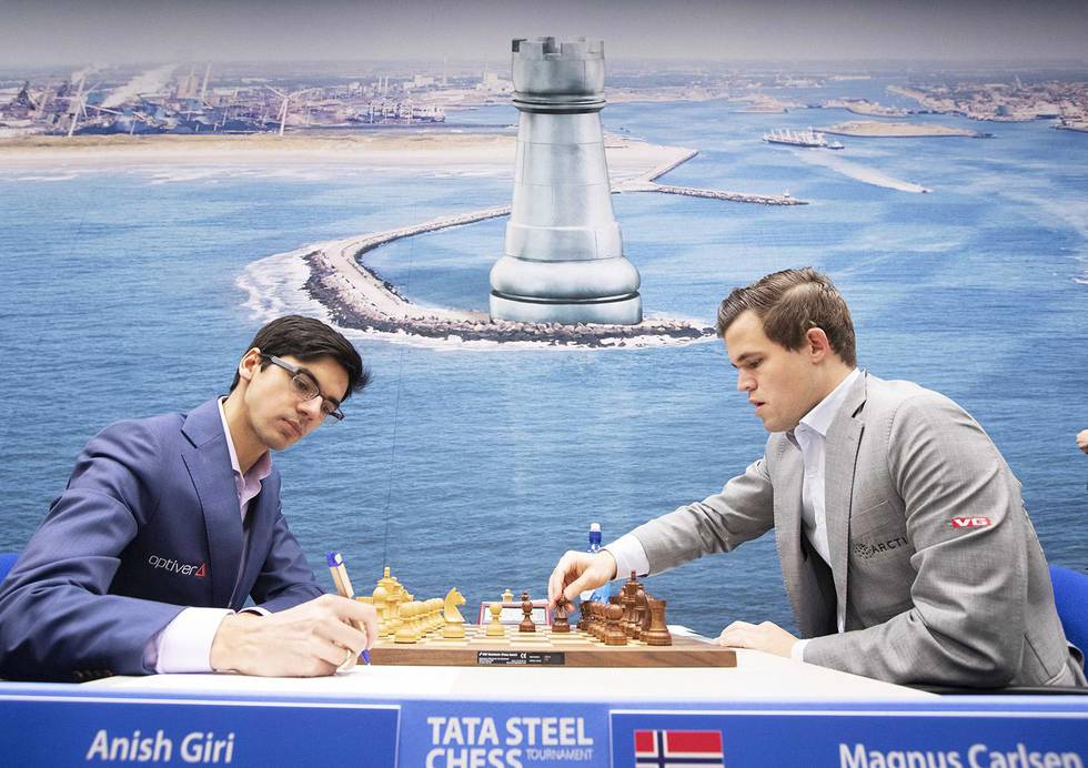 Bildet viser Magnus Carlsen og  Anish Giri