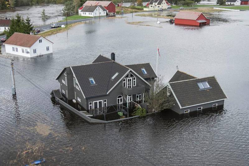 Bildet viser et hus i vannet.