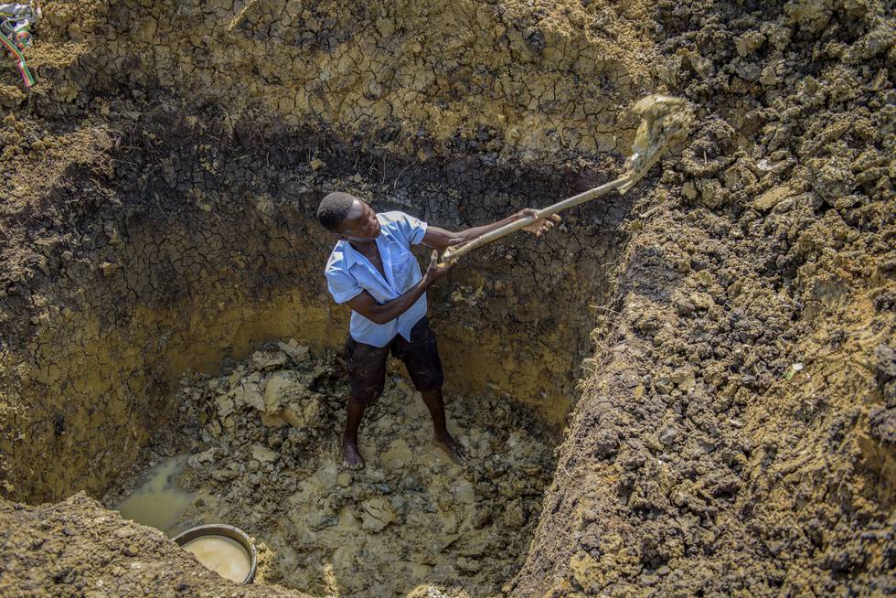 Iført skoleuniform begynte 17 år gamle Mathias Okwako å jobbe som gullgraver da skolen hans ikke åpnet igjen i landsbyen Mawero i utkanten av Busia øst i Uganda. Foto: Nicholas Bamulanzeki / AP / NTB