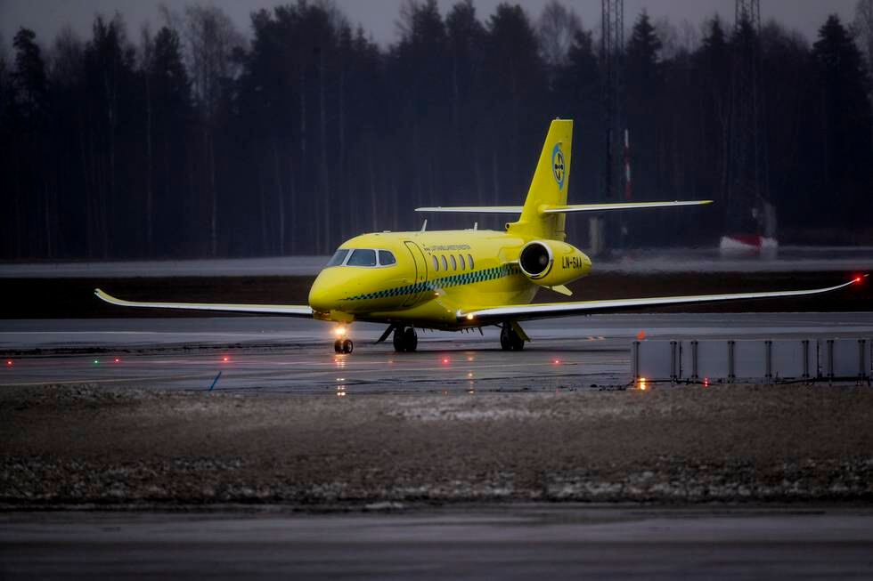 Bildet er av et gult fly. Det er et ambulansefly på en rullebane. Foto: Stian Lysberg Solum / NTB