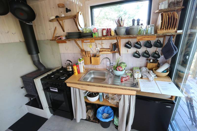 Bildet viser et enkelt kjøkken.