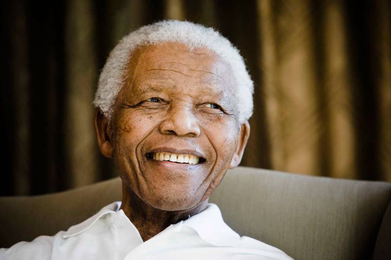 Bildet viser Nelson Mandela som smiler.