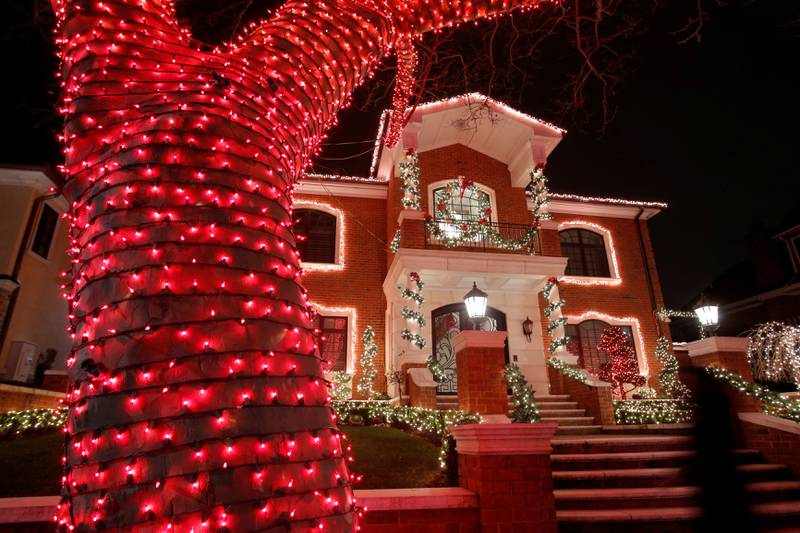 Bildet viser et hus som er pyntet med masse lys til jul.