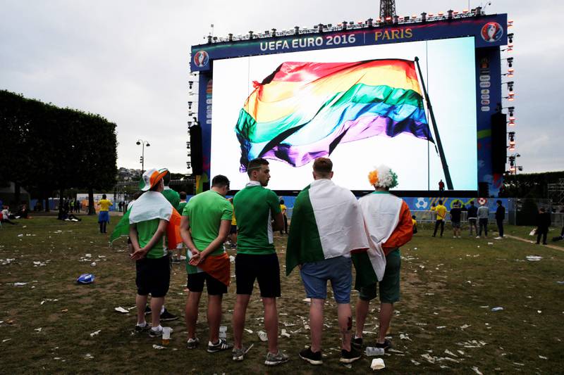 Bildet viser folk som ser regnbueflagget på en storskjerm i Paris i Frankrike.