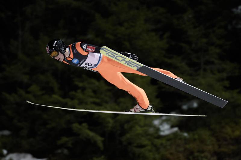 Bildet viser Robin Pedersen som hopper.