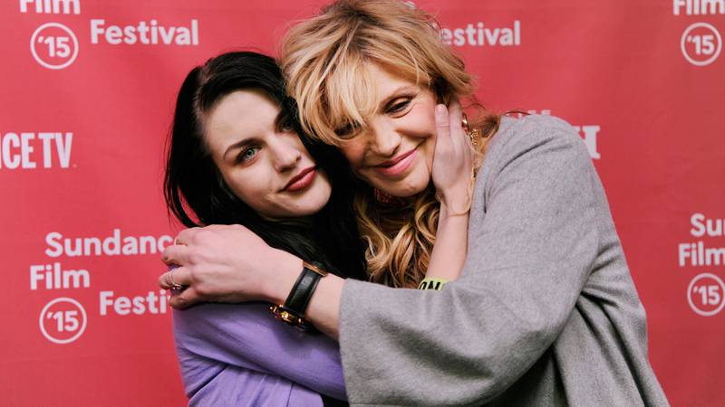 Bildet viser Courtney Love og Frances Bean Cobain.