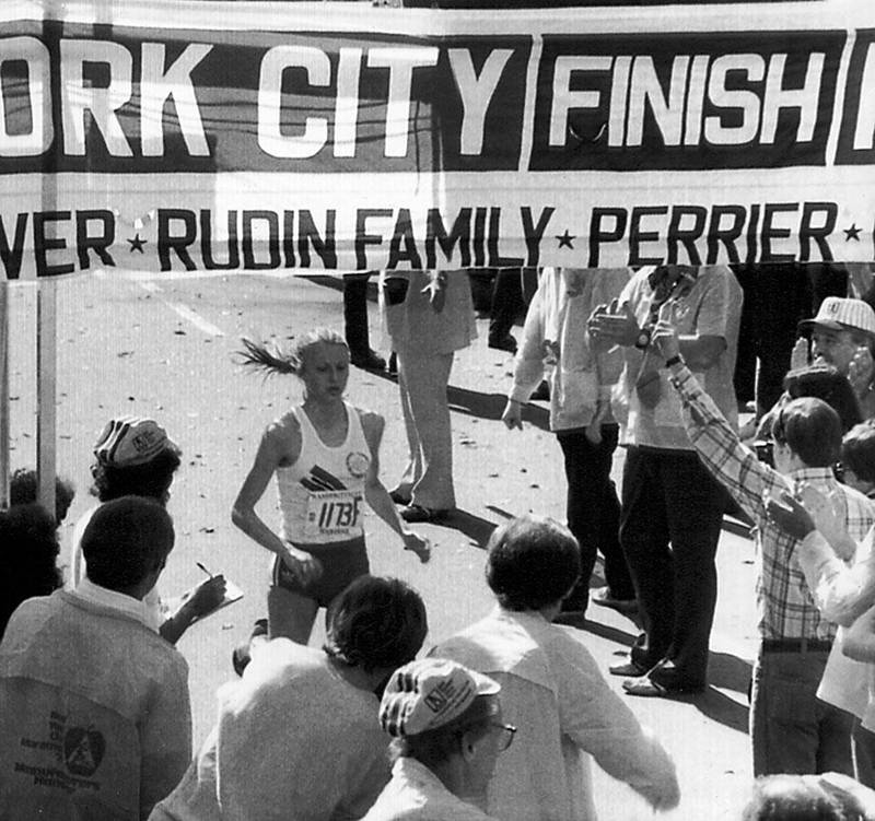 Bildet viser Grete Waitz da hun løp i mål ti minutter før neste kvinne. Det skjedde i New York Marathon 22. oktober 1978.