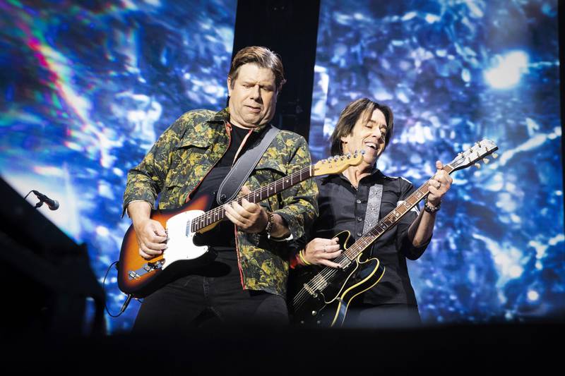 Bildet viser Mats Persson og Per Gessle som spiller gitar på scenen.