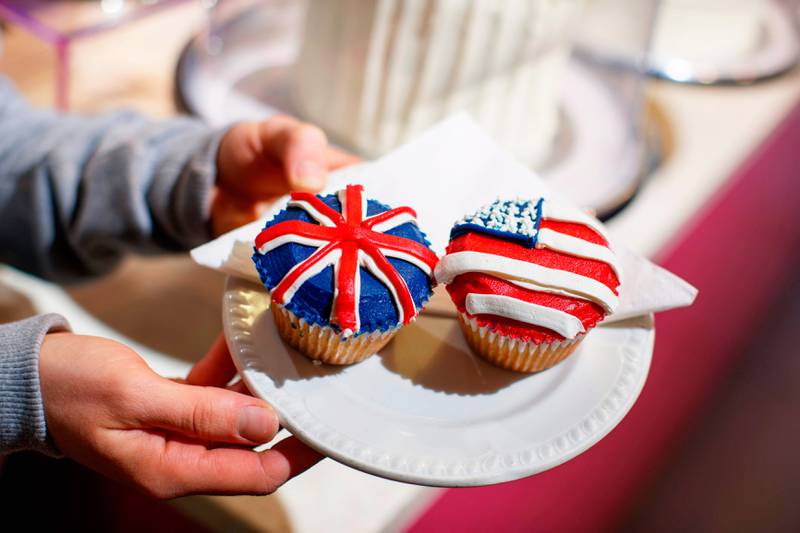 Bildet viser muffins med USAs og Storbritannias flagg.