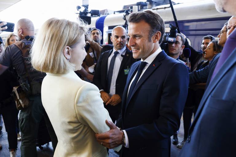 Ukrainas visestatsminister Iryna Veresjtsjuk tok imot Frankrikes president Emmanuel Macron da han ankom Kyiv torsdag. Foto: AP / NTB