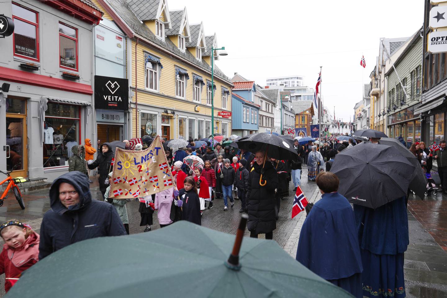 Barnetoget i Tromsø var preget av paraplyer og god påkledning – men også godt humør.
Foto: Rune Stoltz Bertinussen / NTB