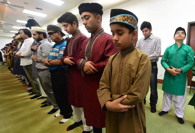 Bildet viser mannlige muslimer som er samlet i en moské i California. 