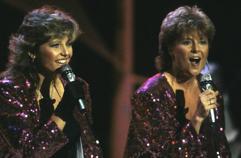 Bildet viser Elisabeth Andreasson og Hanne Krogh som synger under Eurovision i 1985.