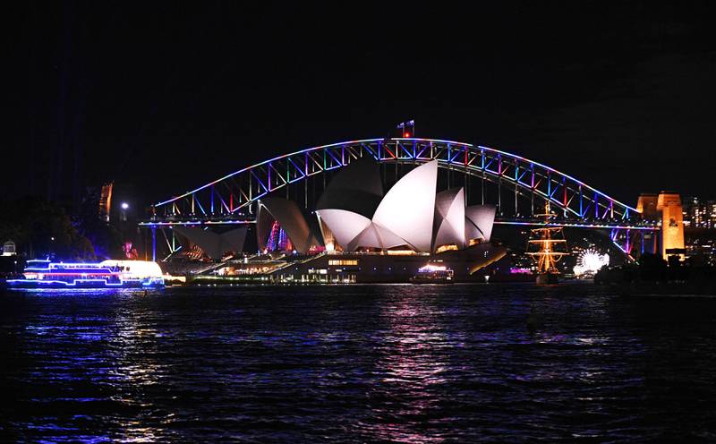 Bildet viser havnebroa i Sydney i Australia  lyst opp av regnbuens farger.