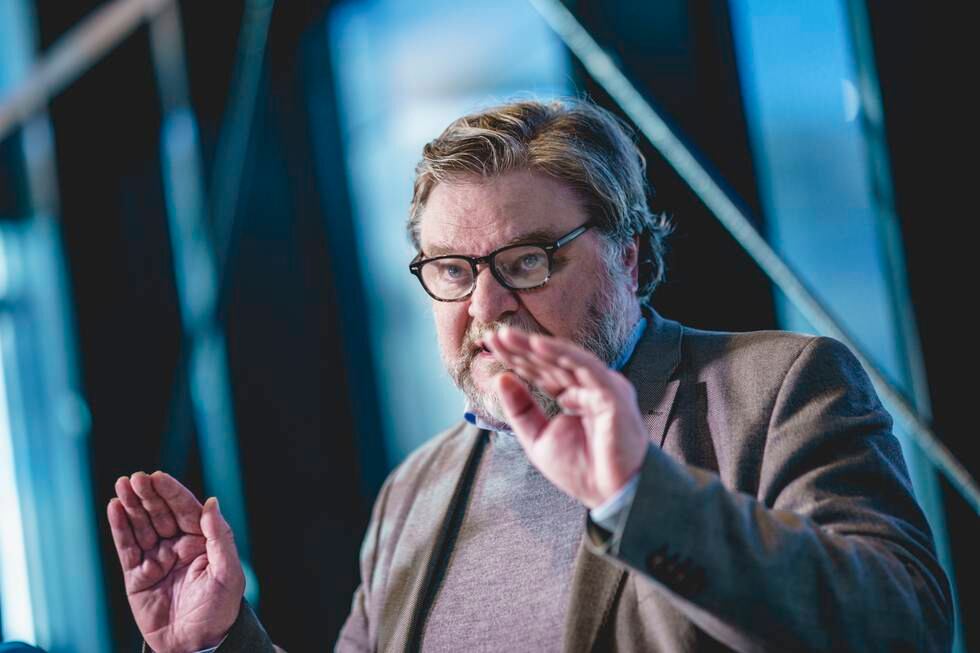 Bildet er av Steinar Madsen i Legemiddel-verket. han holder opp hendene mens han snakker om noe. Det er store vinduer på veggen bak ham. Foto: Stian Lysberg Solum / NTB