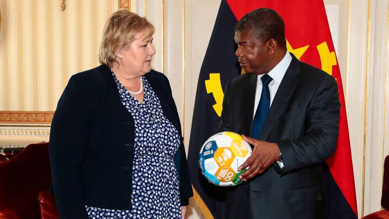 Bildet viser Erna Solberg med president João Lourenço i Angola. Han holder en fotball.