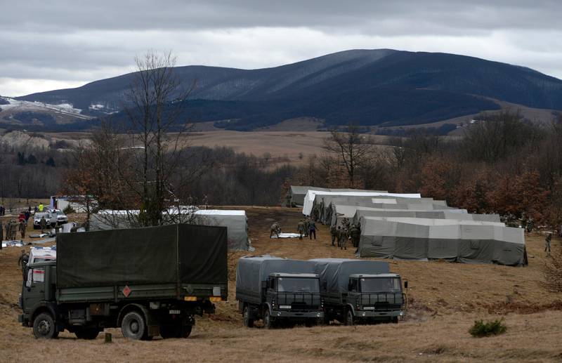 Bildet er av biler fra forsvaret i Bosnia. De bygger store telt.
