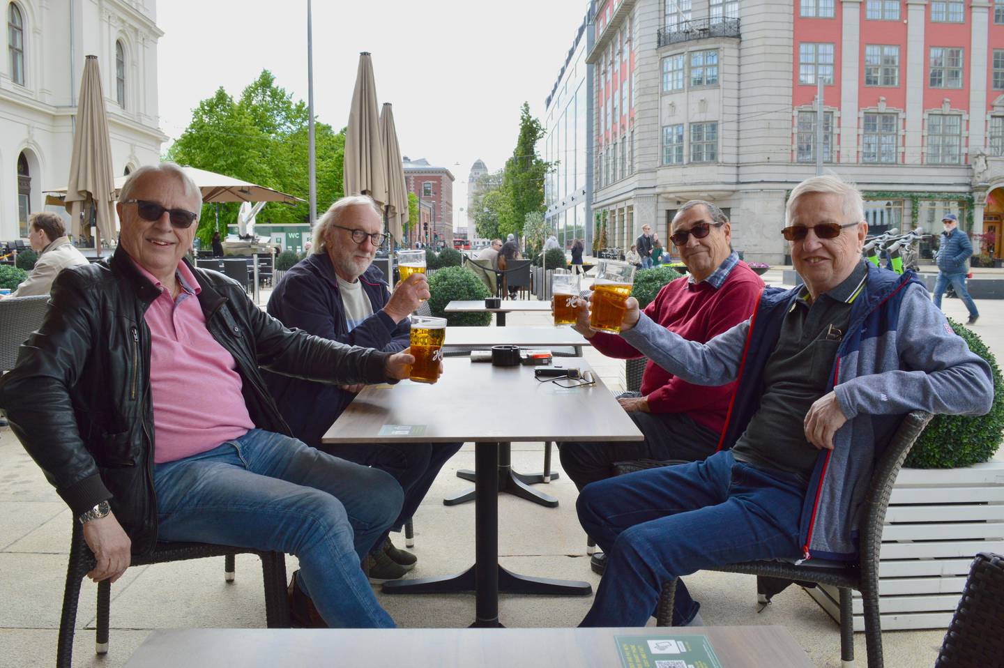 Bildet viser en vennegjeng som drikker øl på uteservering i Oslo.