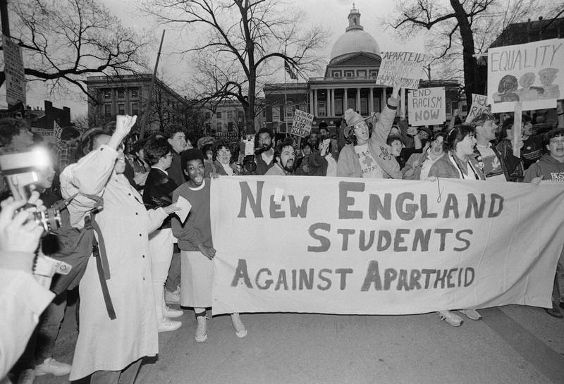 Bildet viser studentar i USA som protesterer mot apartheid-regimet i Sør-Afrika. Bildet er frå 1986.