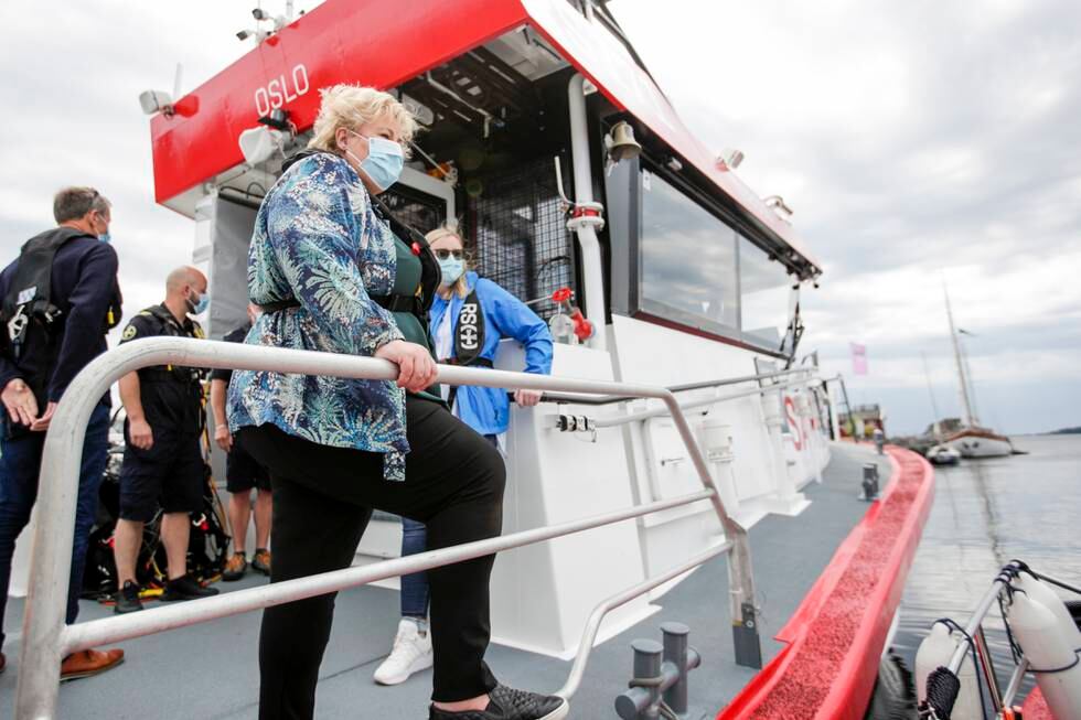 Bildet viser statsminister Erna Solberg om bord på en redningsskøyte i Larvik.