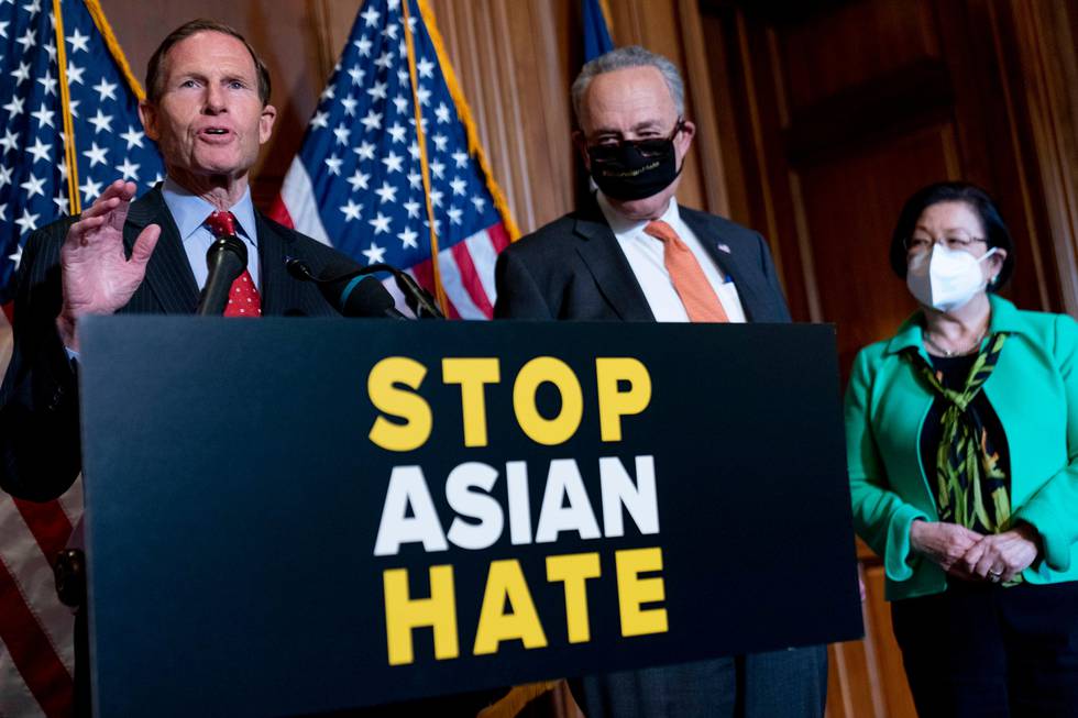 Bildet er av tre senatorer i USA. De står bak et skilt hvor det står "STOP ASIAN HATE". De tre er, fra venstre: Richard Blumenthal Chuck Schumer og Mazie Hirono.