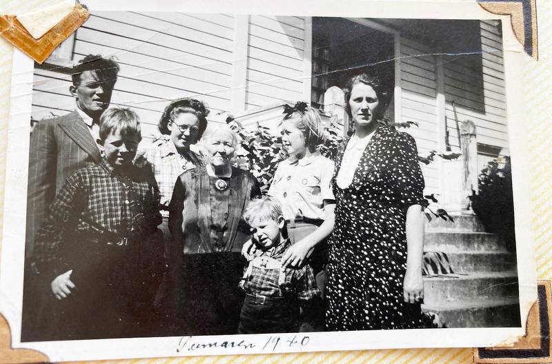 HJEMME: Familien Hæreid bodde i skolehuset på Årdalstangen. Tyske soldater flyttet inn i 1. etasje da de kom til Norge. Fra venstre: Far Tomas, bror Olav, søster Ranveig, bestemor Ranveig, Tøren, bror Magne og mor Dorthe.