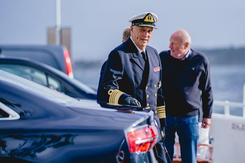 Oslo 20200924. 
Kong Harald debarkerer kongeskipet Norge fra Dronningen i Oslo.
Foto: Stian Lysberg Solum / NTB